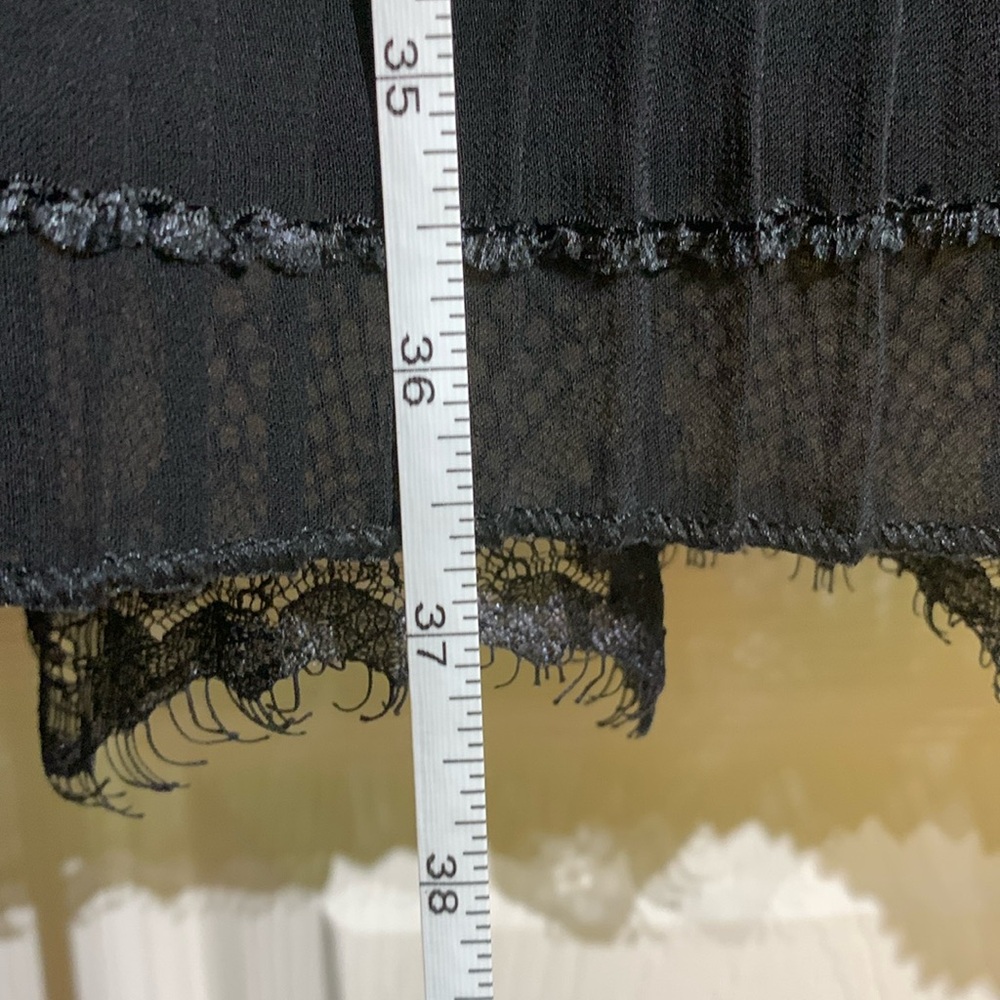 Black skirt. Pleated. Lace at the bottom of the front. Size M. - Picture 12 of 12